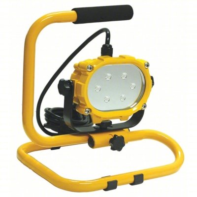 Luz de trabajo LED LUMAPRO 600 lm con base de piso resistente.